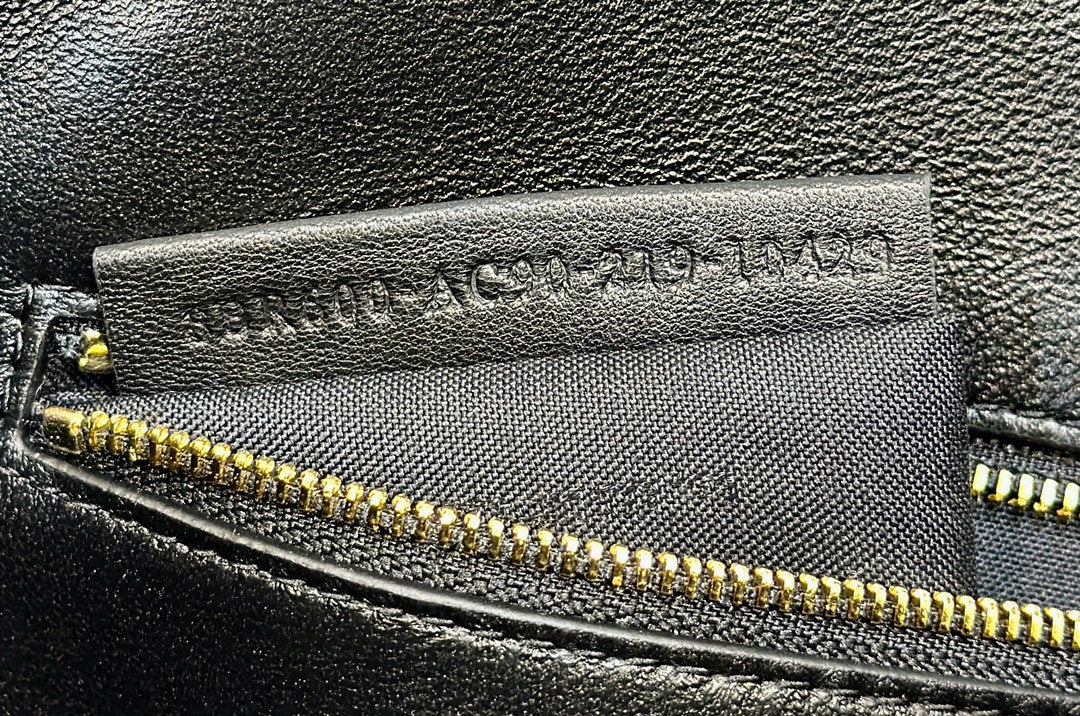 BAGUETTE 27 IN BLACK CROCODILE PATTERN GLOSSY CALFSKIN GOLD HARDWARE