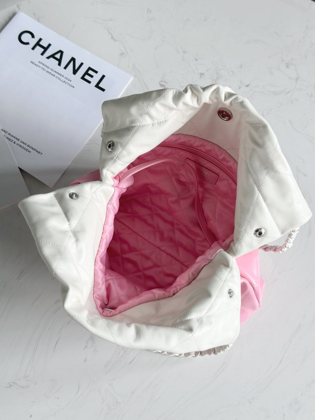 CHANEL 22 BAG 25S 37 CM IN PASTEL PINK MIX WHITE LAMBSKIN WITH WHITE HARDWARE