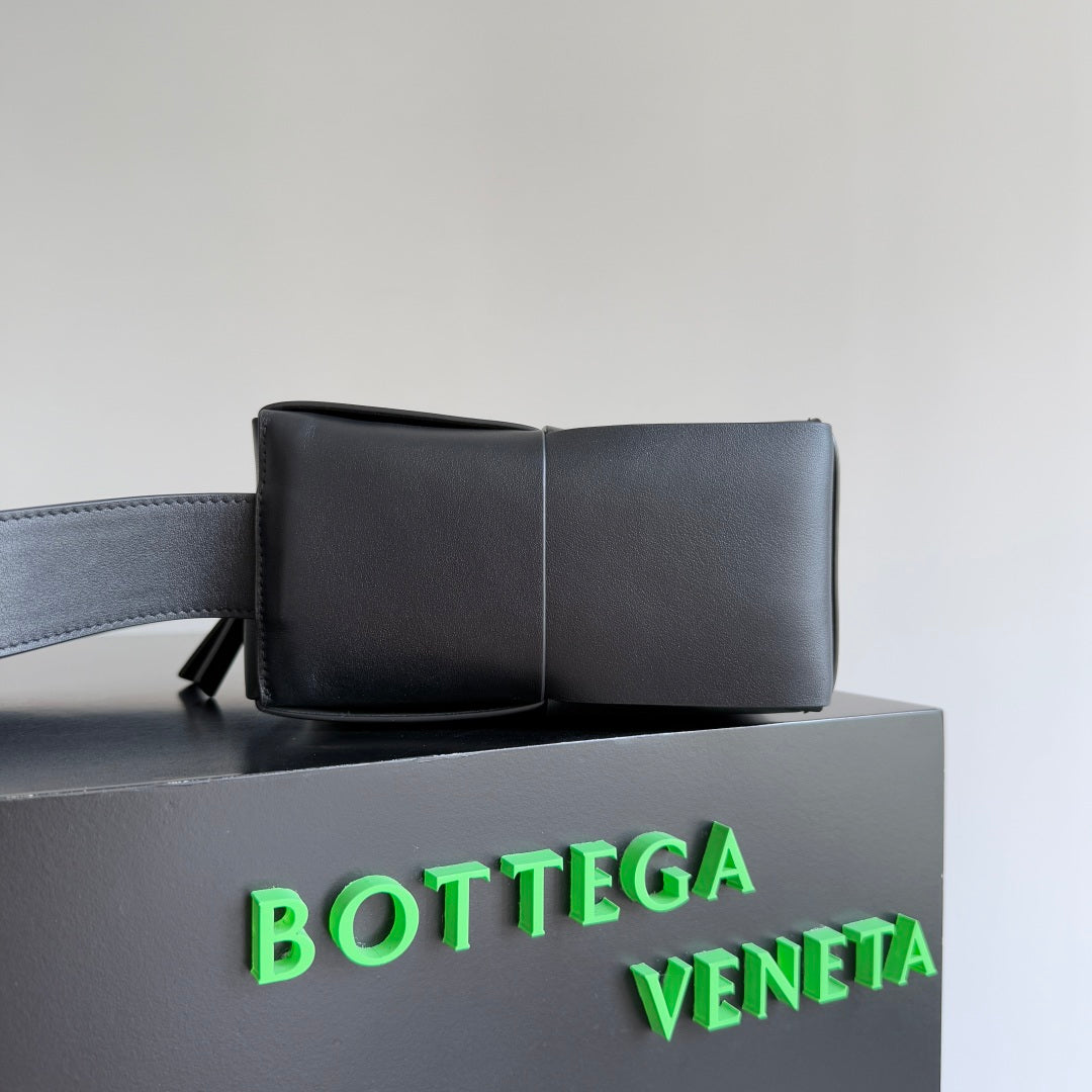 BOTTEGA VENETA 25S ARCO BAG 28 IN BLACK CALFSKIN SILVER HARDWARE