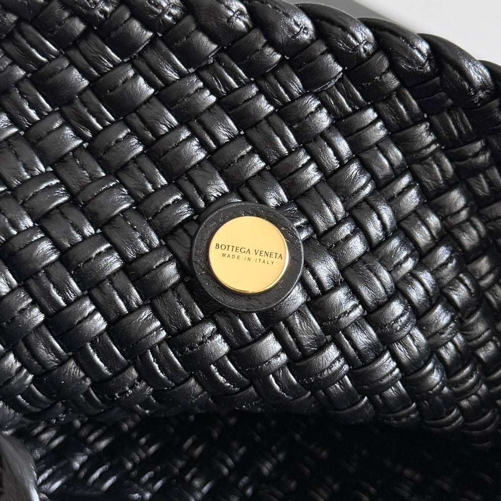 BOTTEGA VENETA 25S TOSCA BAG 19 IN BLACK CALFSKIN GOLD HARDWARE