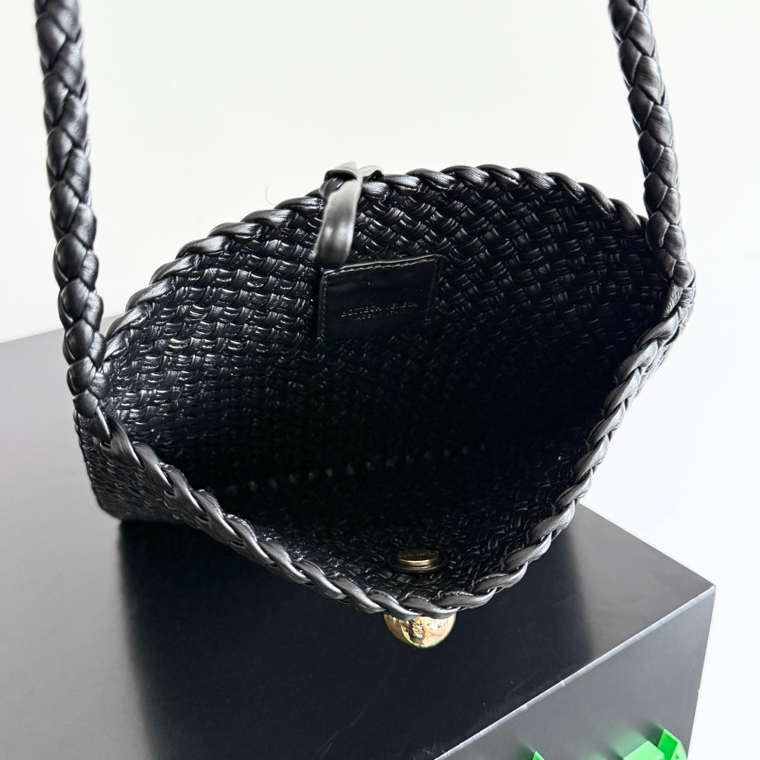 BOTTEGA VENETA 25S TOSCA BAG 19 IN BLACK CALFSKIN GOLD HARDWARE