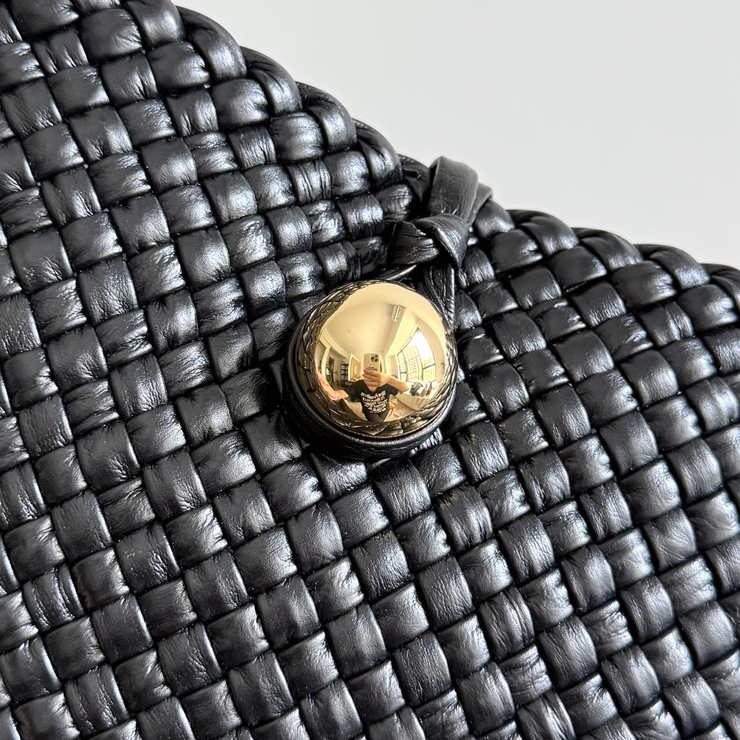 BOTTEGA VENETA 25S TOSCA BAG 19 IN BLACK CALFSKIN GOLD HARDWARE