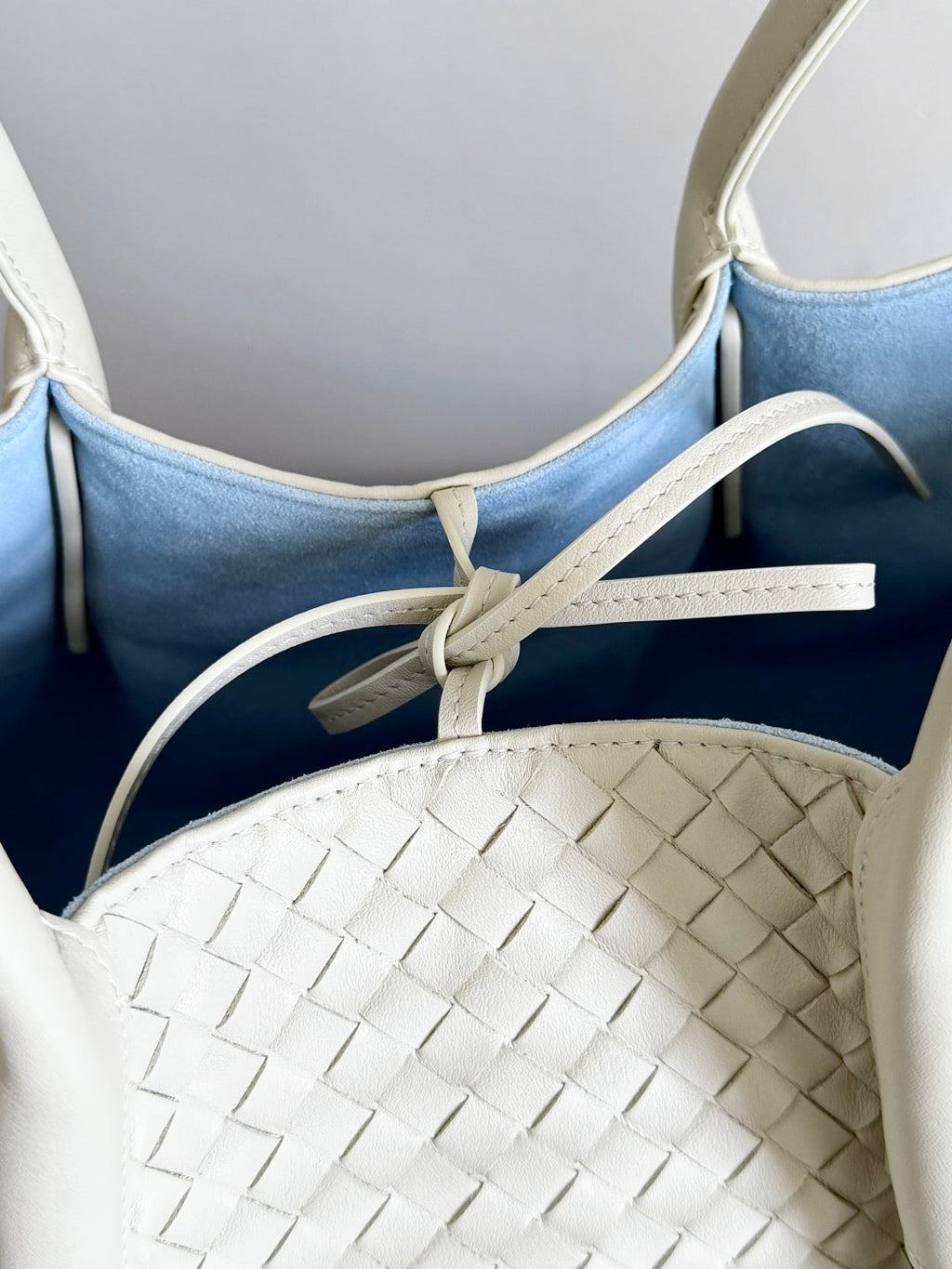 BOTTEGA VENETA 25S PINACOTECA BAG 43 IN IVORY CALFSKIN