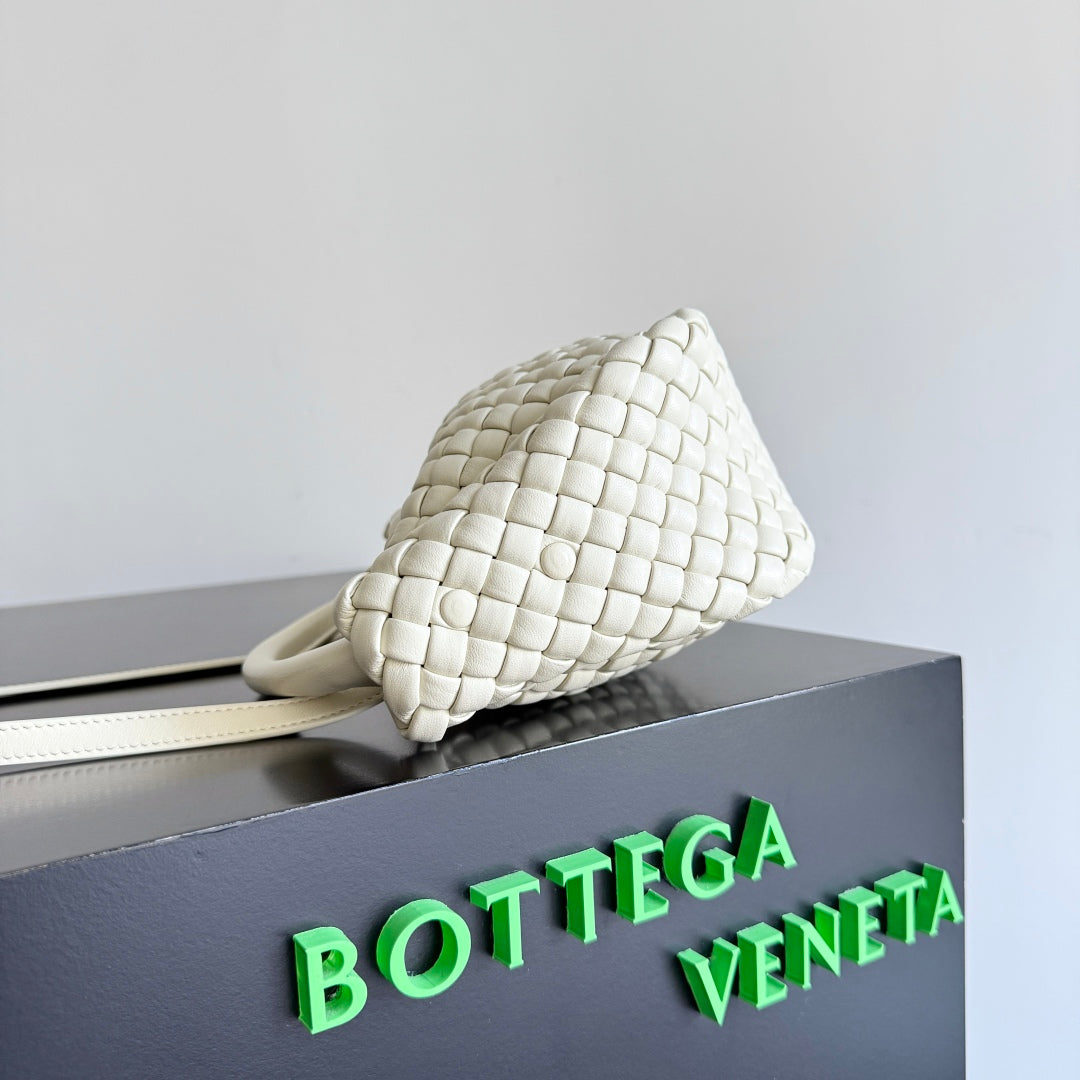 BOTTEGA VENETA 25S COBBLE TOP HANDLE BAG 23 IN IVORY CALFSKIN