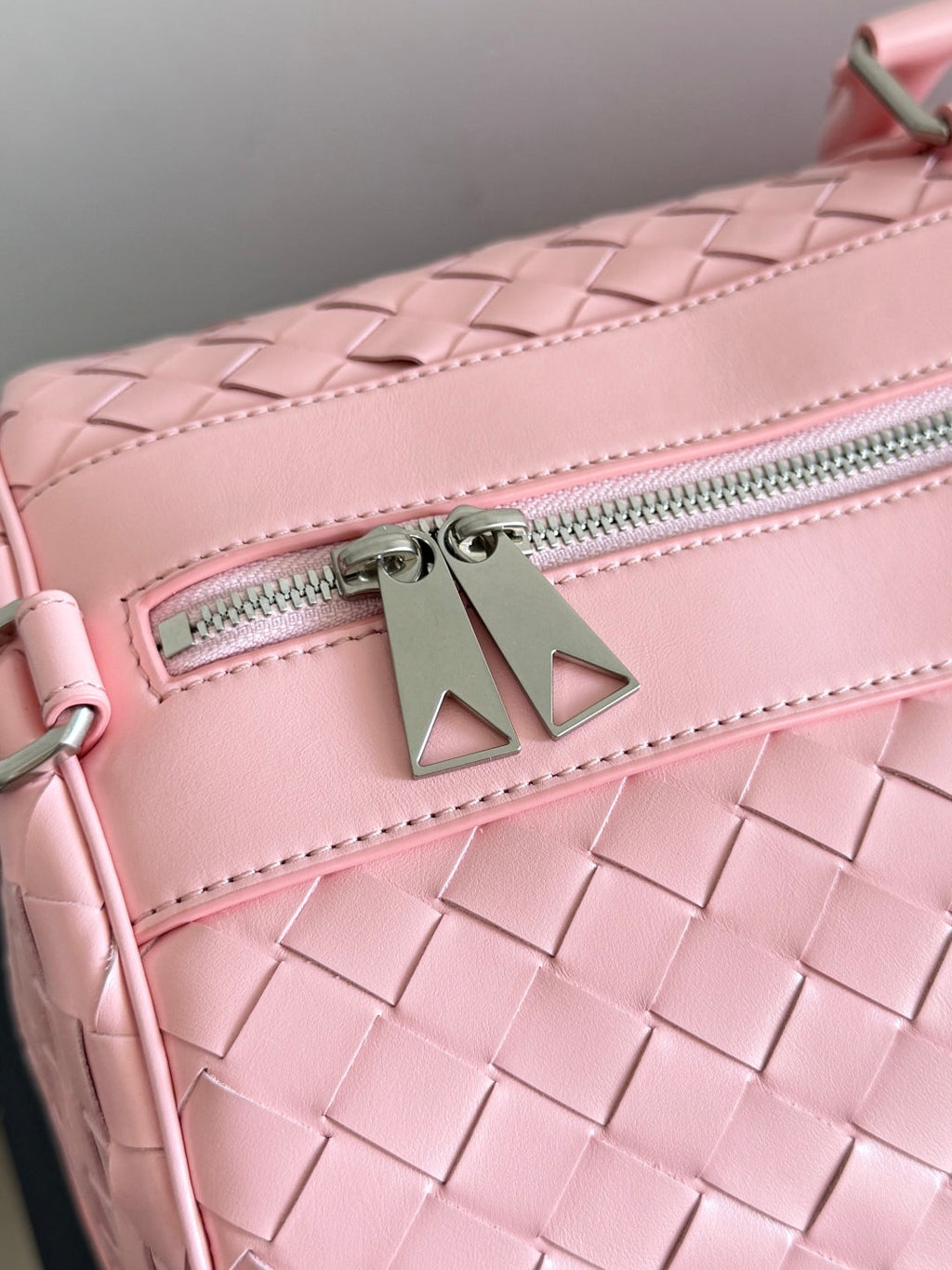 BOTTEGA VENETA 25S INTRECCIATO CABIN DUFFLE 55 IN LIGHT PINK CALFSKIN