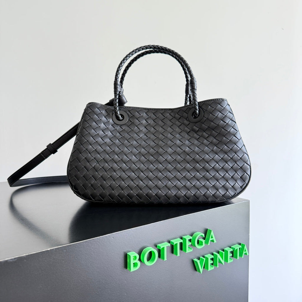 BOTTEGA VENETA 25S BASKET BAG 31 IN BLACK CALFSKIN GOLD HARDWARE