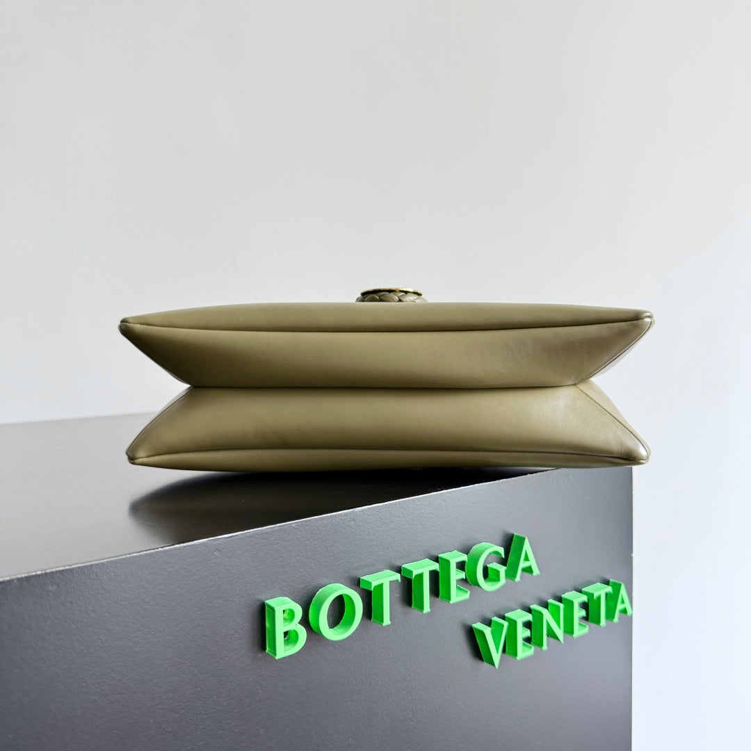 BOTTEGA VENETA 25S MEDIUM LIBERTA BAG 27 IN OLIVE GREEN CALFSKIN GOLD HARDWARE