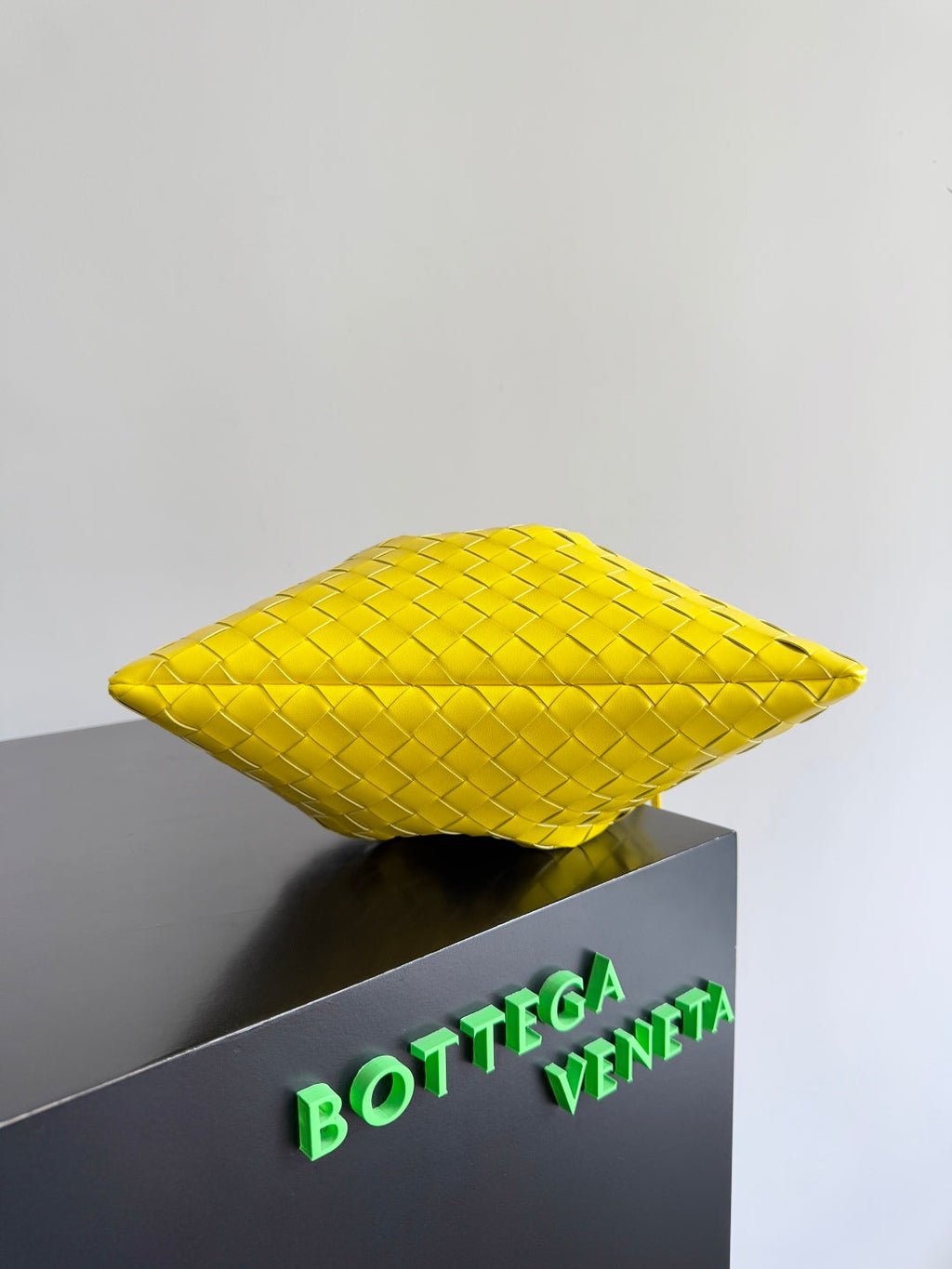 BOTTEGA VENETA 25S DUSTBAG MEDIUM 32 IN LEMON YELLOW CALFSKIN