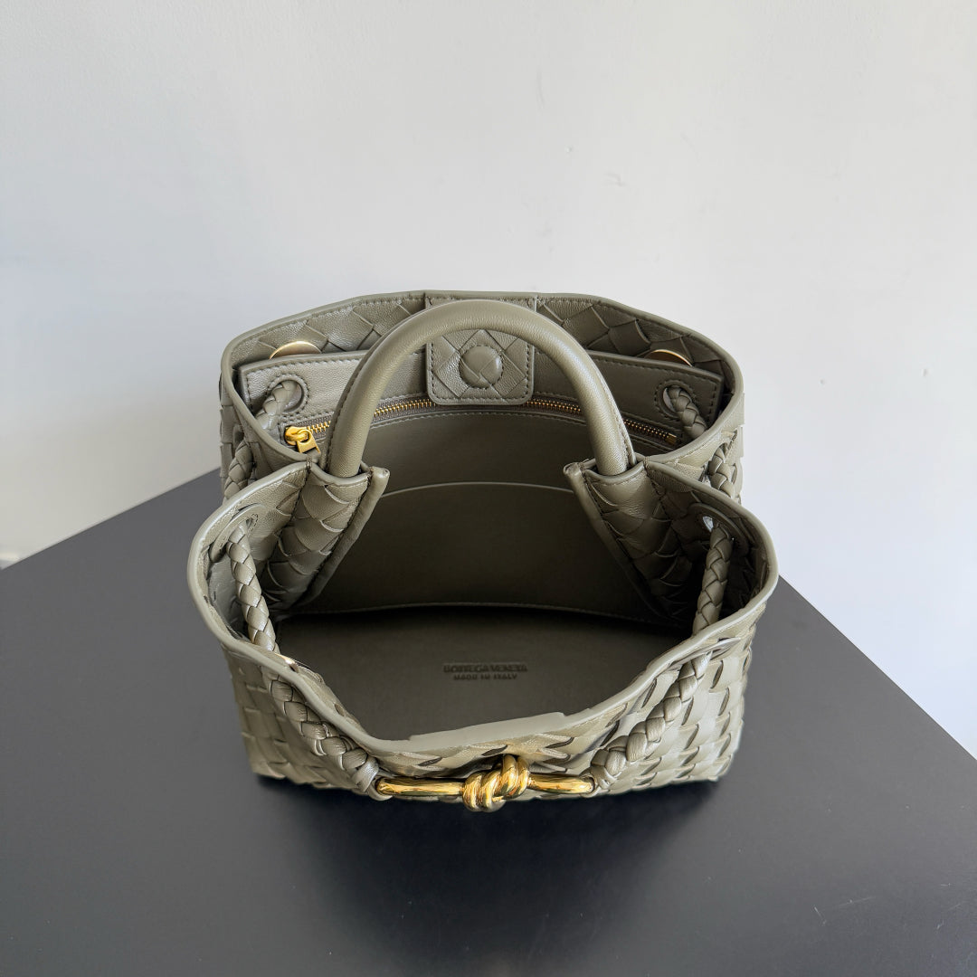 BOTTEGA VENETA 25S ANDIAMO 25 IN OLIVE GREEN CALFSKIN GOLD HARDWARE