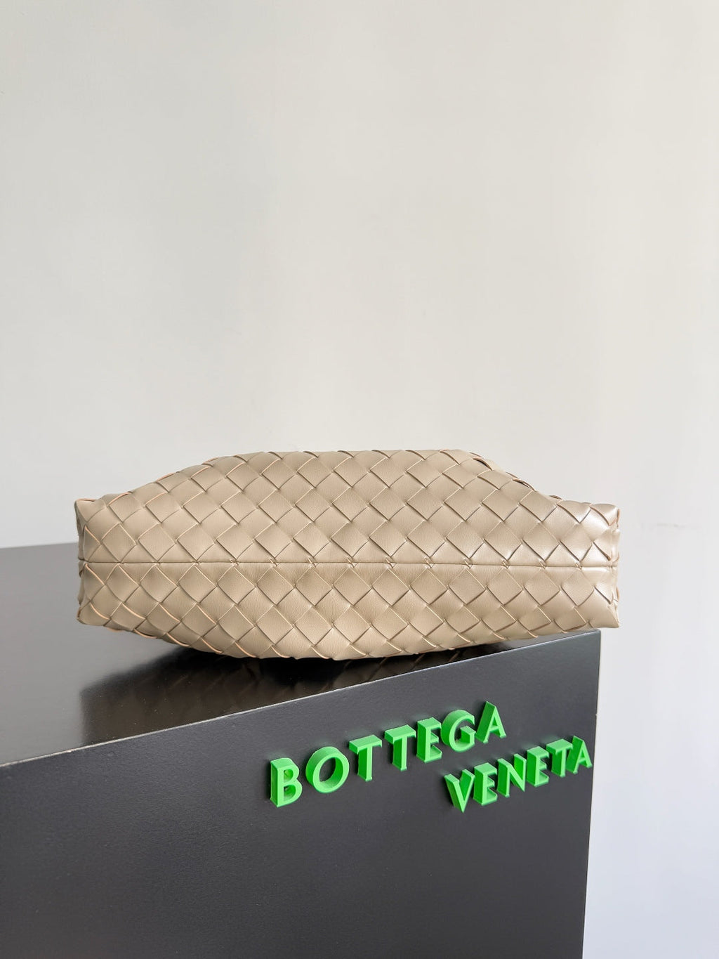BOTTEGA VENETA 25S DUSTBAG NOTTE 33 IN WARM BEIGE CALFSKIN GOLD HARDWARE