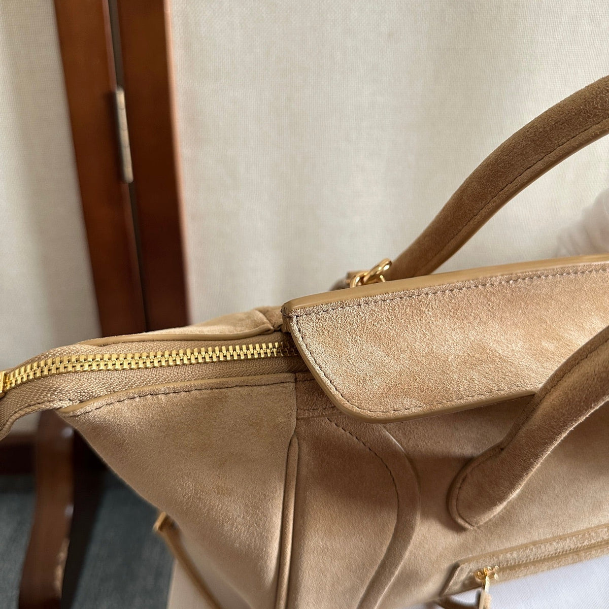 CELINE 25S NEW LUGGAGE 36MM IN BEIGE SUEDE GOLD HARDWARE