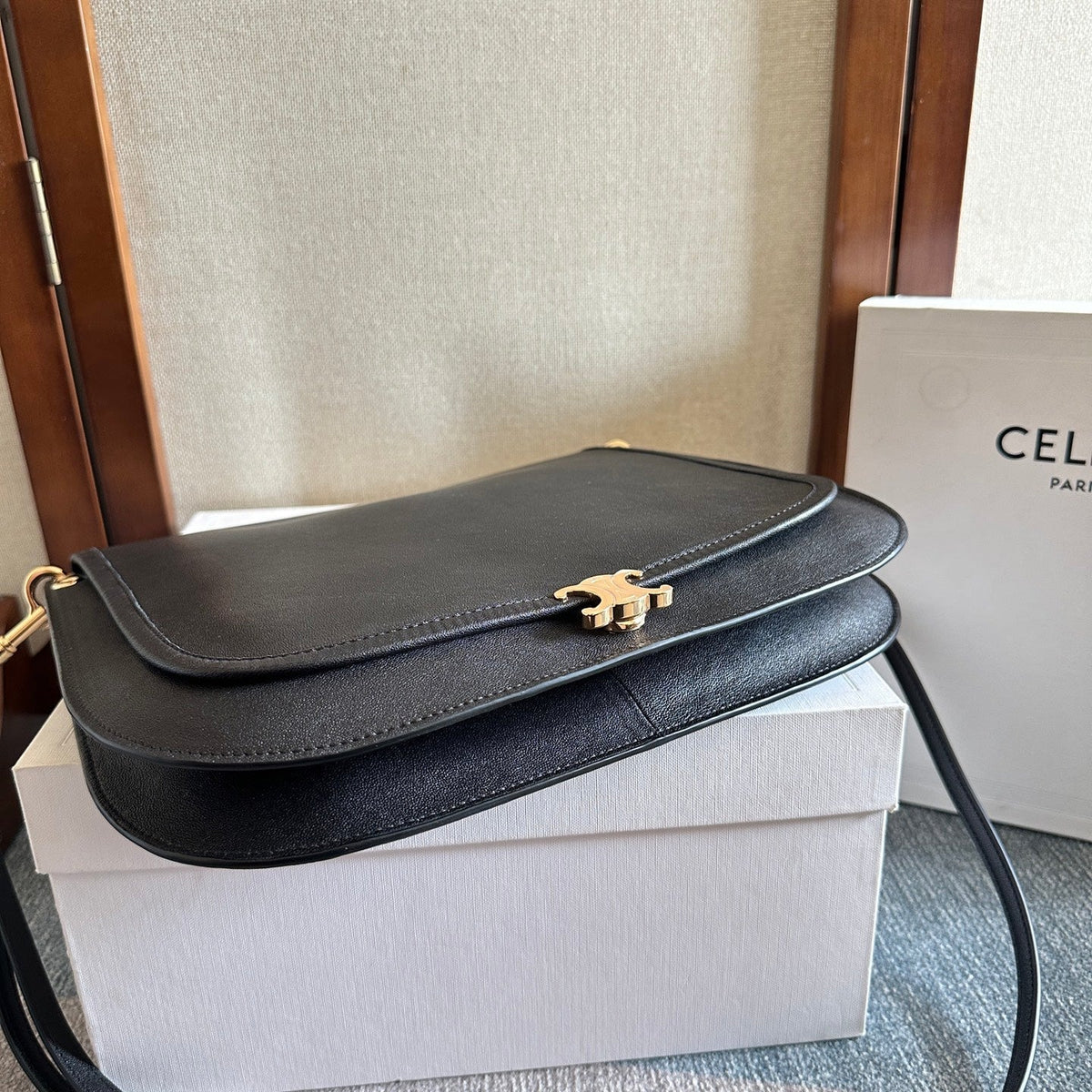 CELINE 25S BESACE SOFT TRIOMPHE 32MM IN BLACK SUPPLE SHINY LAMBSKIN