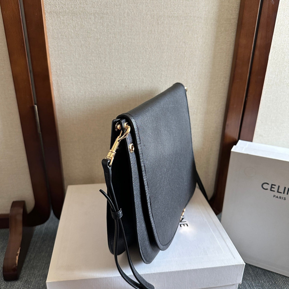 CELINE 25S BESACE SOFT TRIOMPHE 32MM IN BLACK SUPPLE SHINY LAMBSKIN
