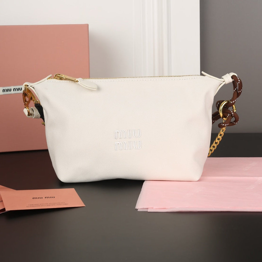 CHAIN SHOULDER BAG 18 IN WHITE FABRIC GOLD HARDWARE
