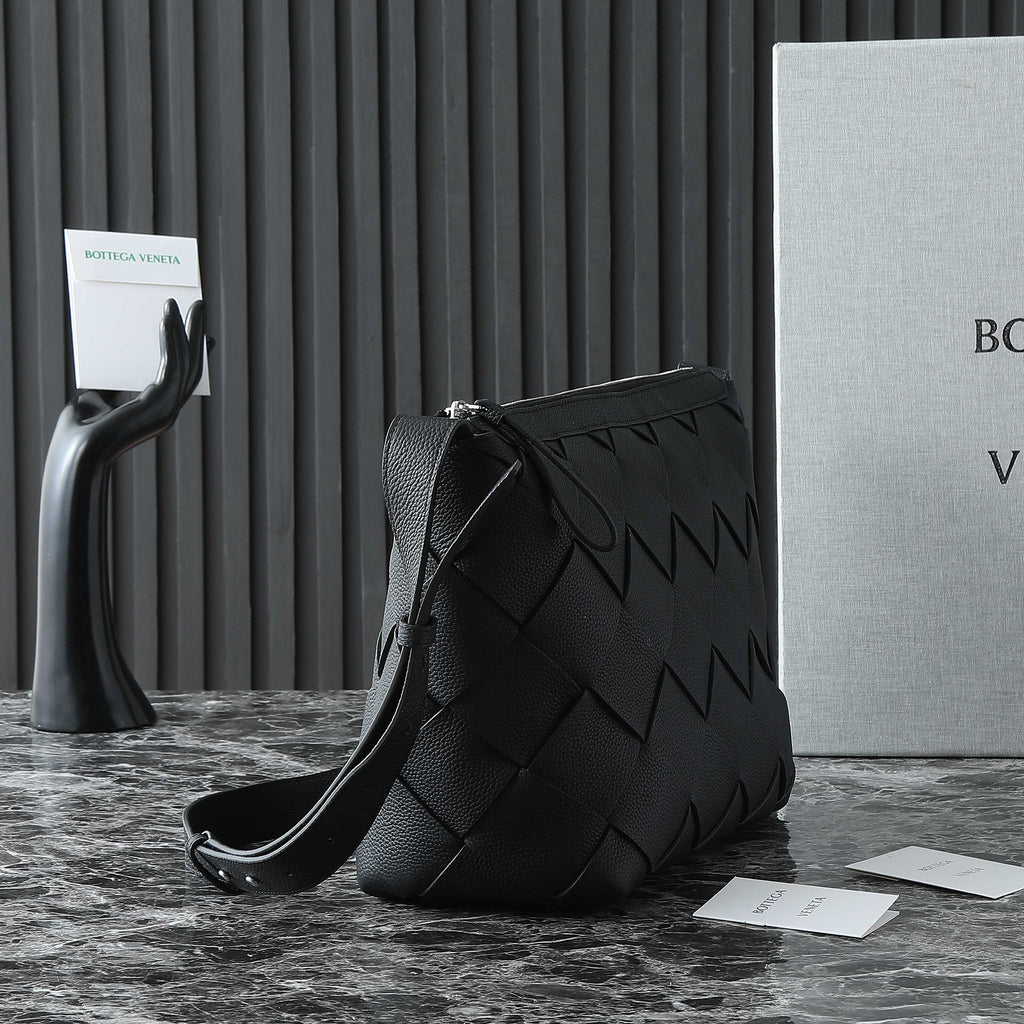 BOTTEGA VENETA 25S DIAGO HOBO 39 IN BLACK CALFSKIN