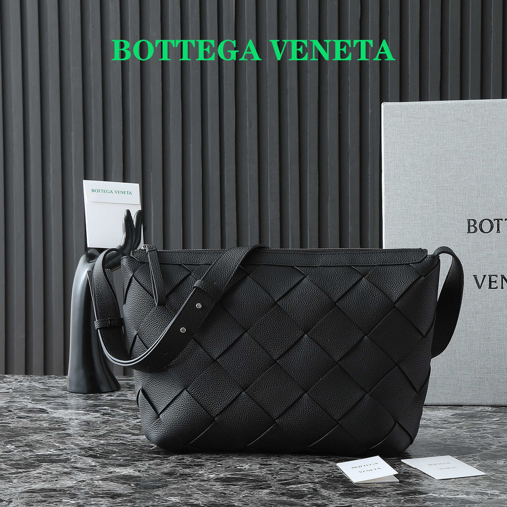 BOTTEGA VENETA 25S DIAGO HOBO 39 IN BLACK CALFSKIN