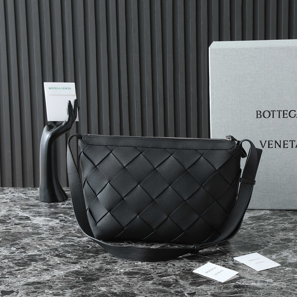 BOTTEGA VENETA 25S DIAGO HOBO 39 IN BLACK CALFSKIN