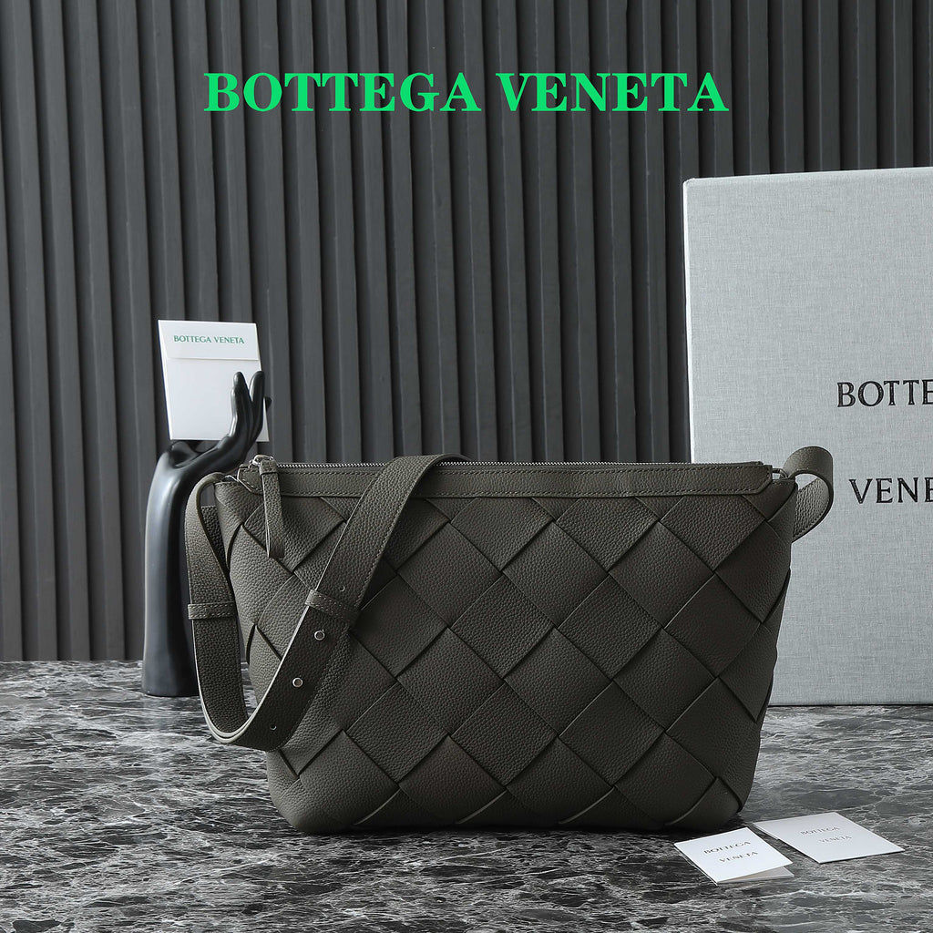 BOTTEGA VENETA 25S DIAGO HOBO 39 IN VERY DEEP OLIVE CALFSKIN