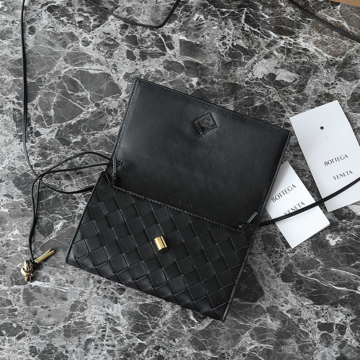 BOTTEGA VENETA 25S ANDIAMO POUCH 19 IN BLACK CALFSKIN GOLD HARDWARE