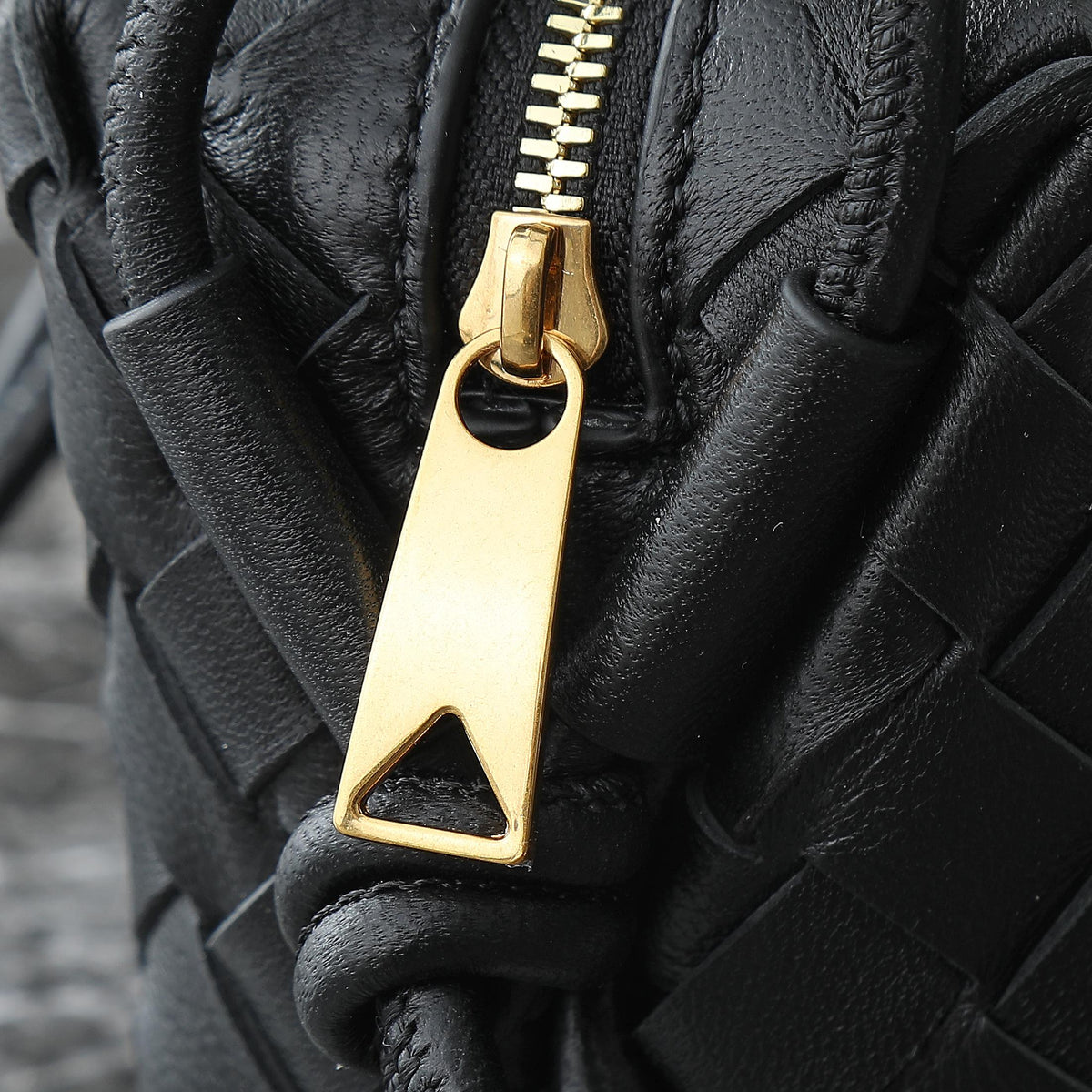 BV MINI LOOP 17CM BLACK CALFSKIN