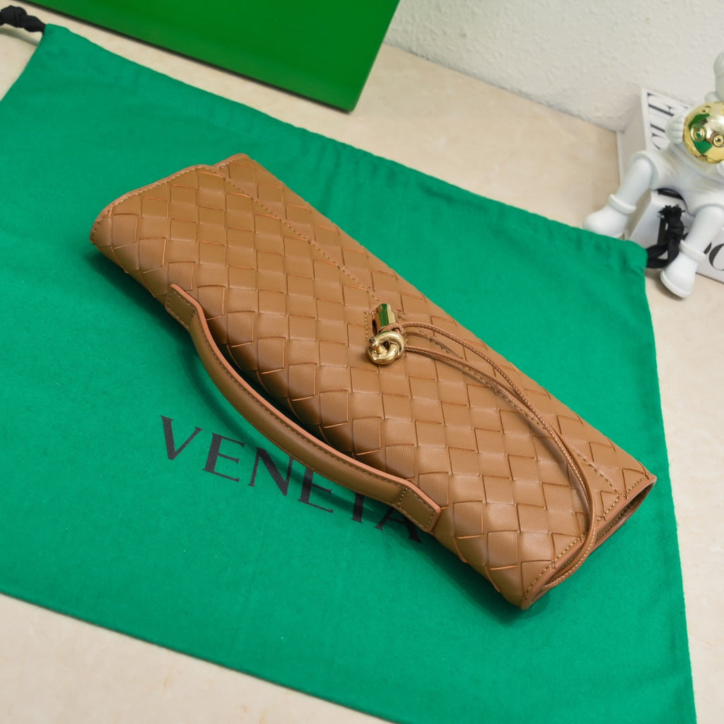 BOTTEGA VENETA Long Clutch Andiamo 31 Tan Leather Ghw