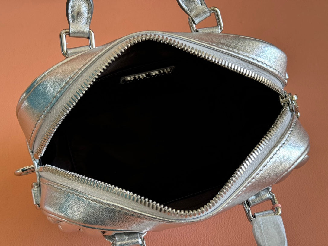 ARCADIE MATELASSÉ NAPPA SMALL BAG 19 IN SILVER GLOSSY LAMBSKIN SILVER HARDWARE