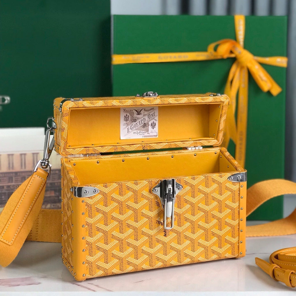 CASSETTE TRUNK BAG 21 IN YELLOW GOYARDINE CANVAS & CLAMECY COWHIDE