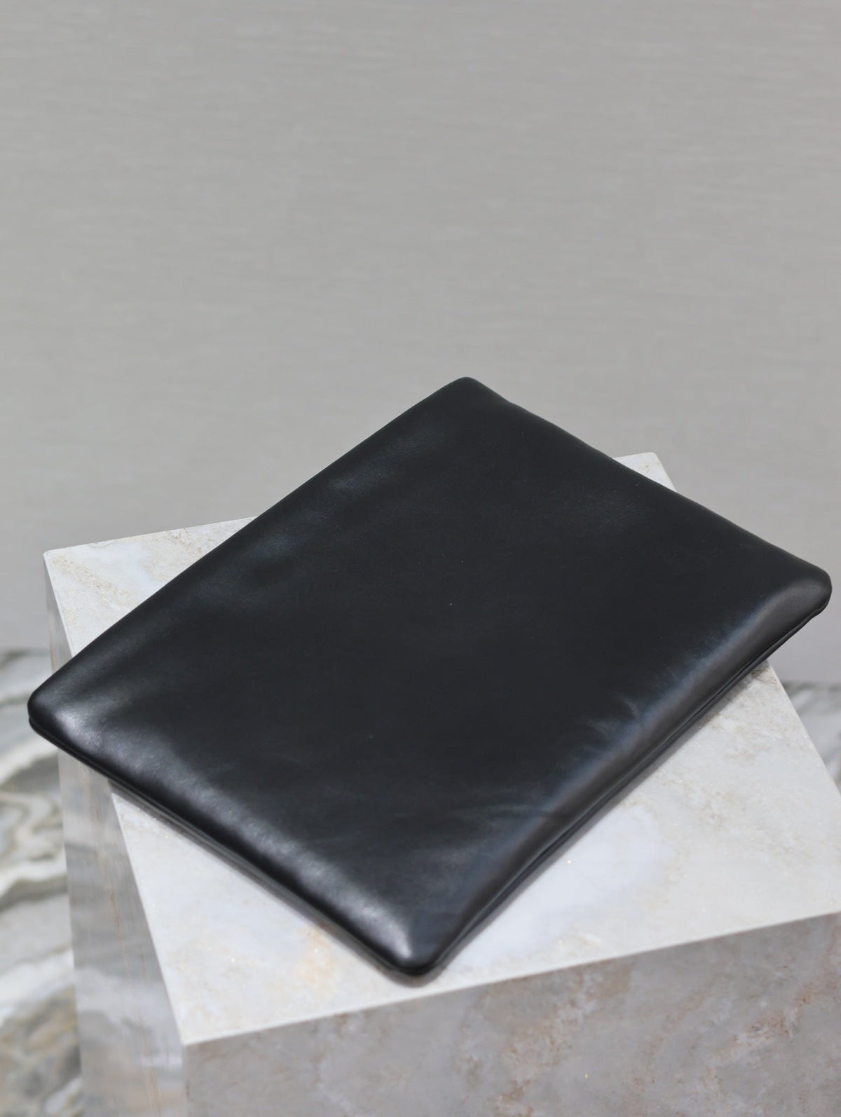 CALYPSO LARGE POUCH 30 IN BLACK SMOOTH LAMBSKIN