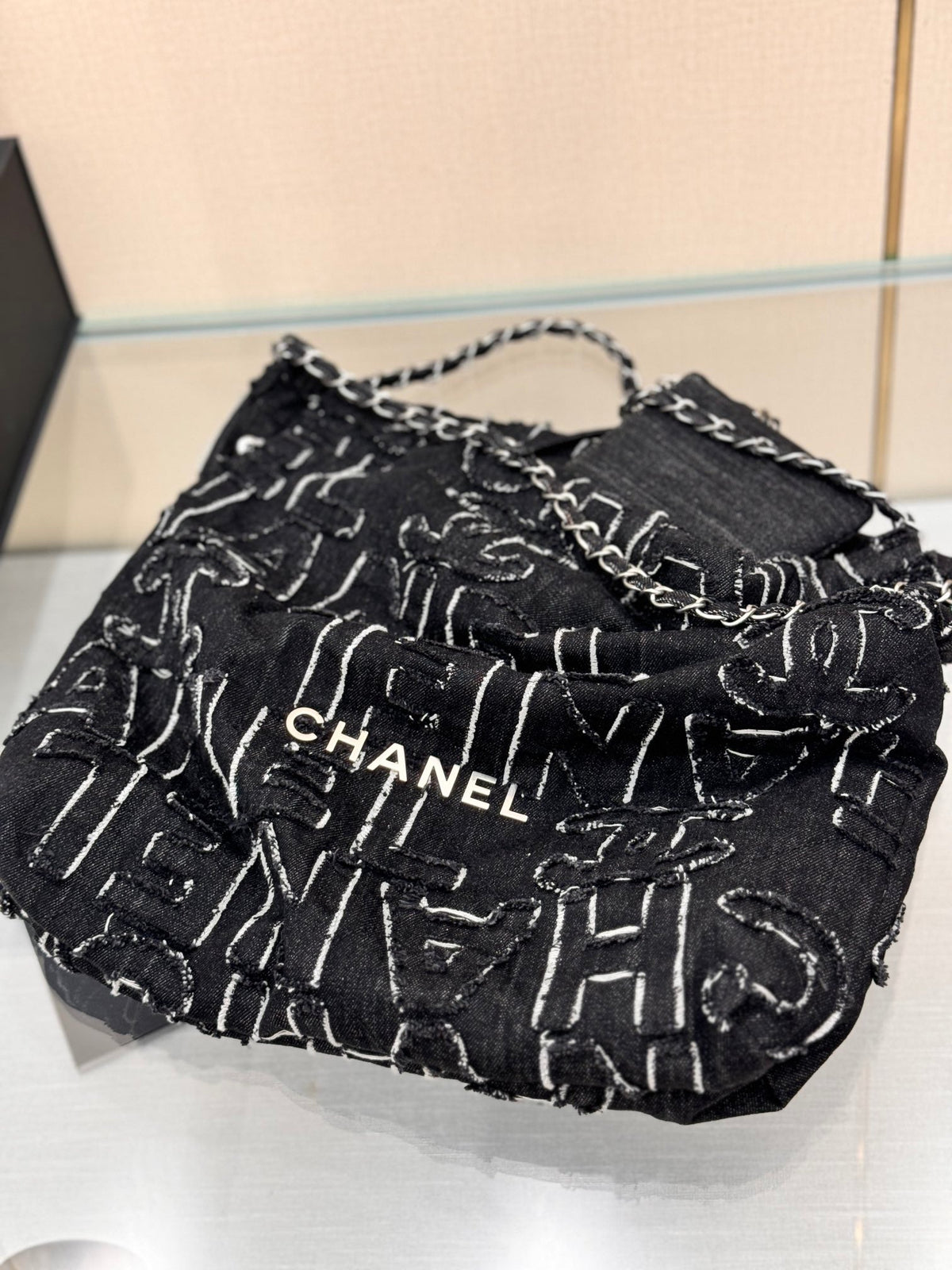 CHANEL 22 BAG 25S 42 CM IN BLACK DENIM