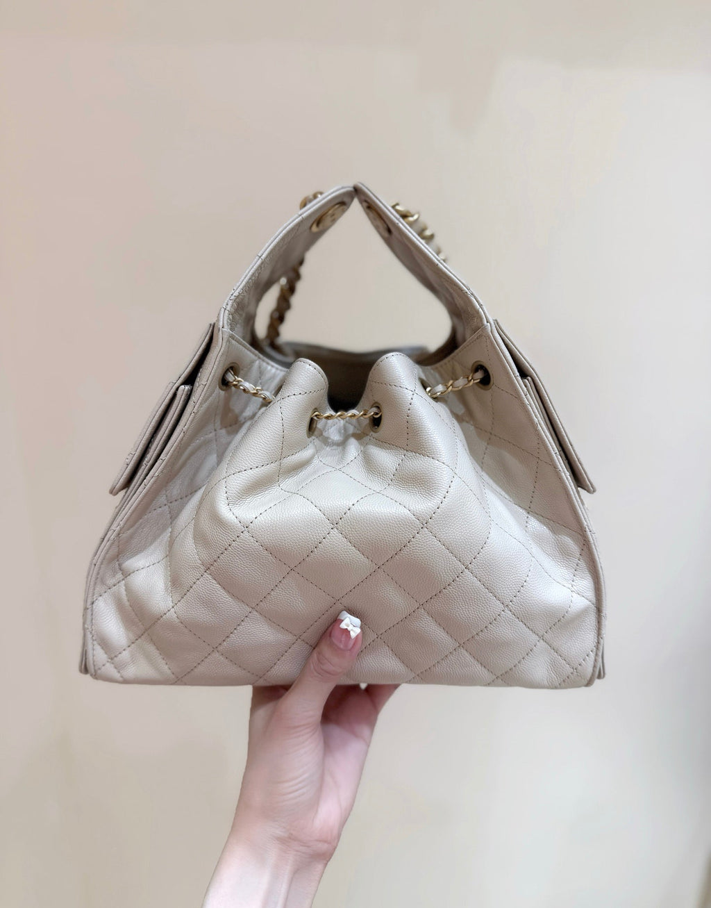 CHANEL 25 HANDBAG IN CREAM 30 GRAINED CALFSKIN GOLD HARDWARE