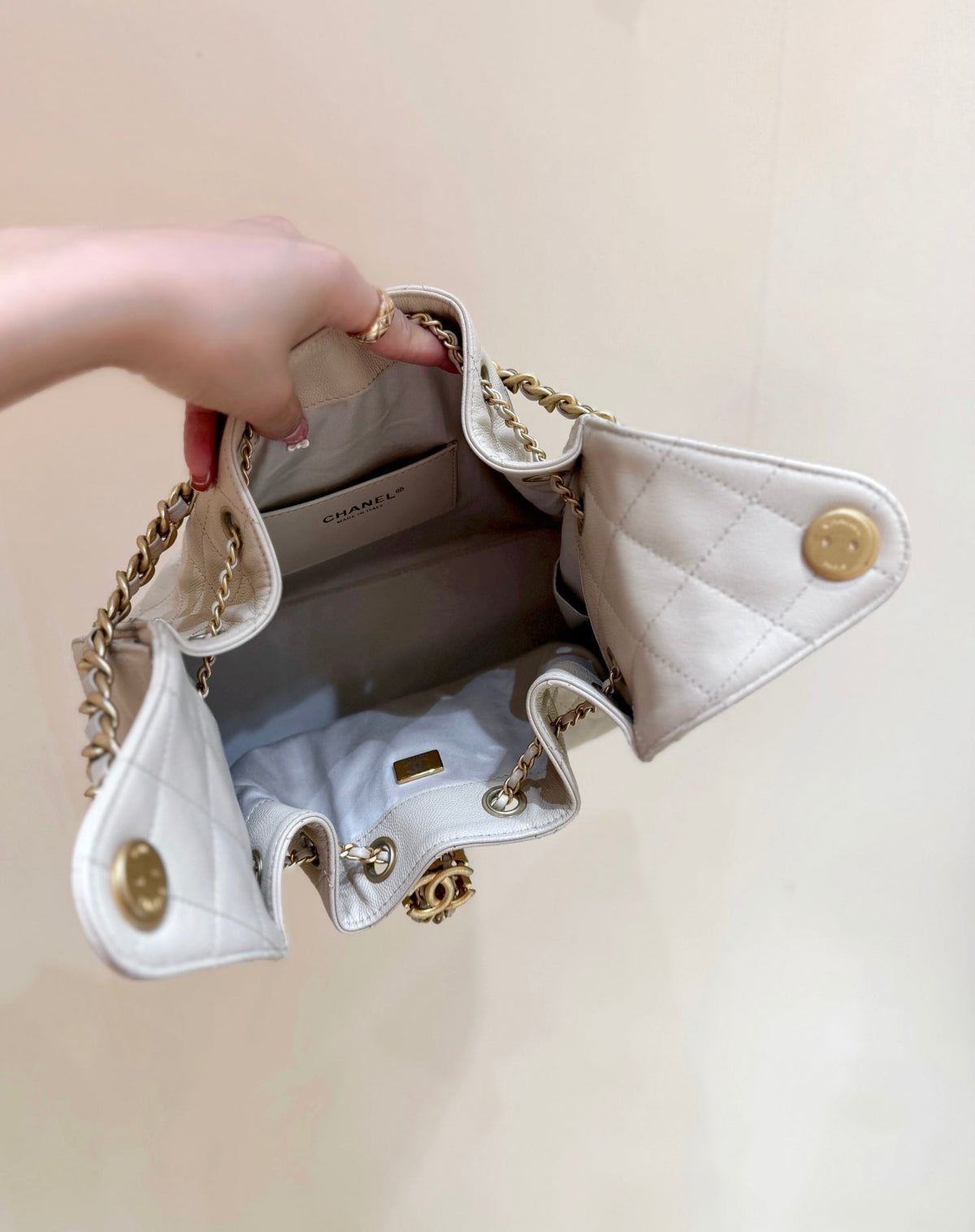 CHANEL 25 HANDBAG IN CREAM 30 GRAINED CALFSKIN GOLD HARDWARE