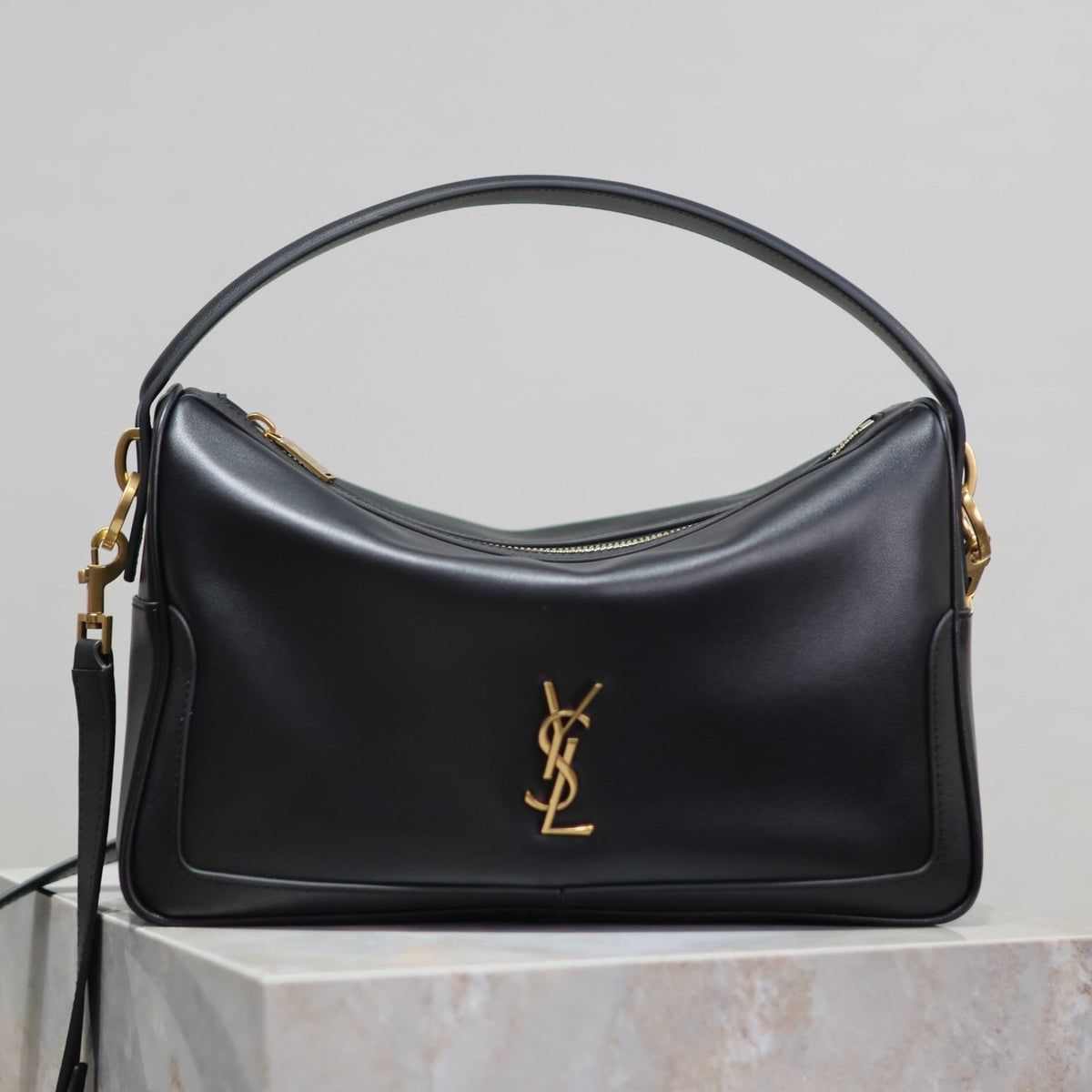 CAMERA SUPPLE BAG 28 IN BLACK SMOOTH LAMBSKIN GOLD HARDWARE