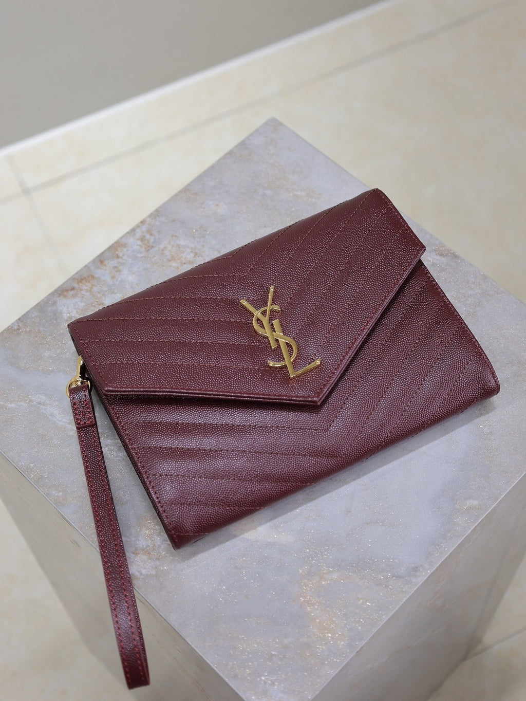 CASSANDRE CLUTCH 21 IN BORDEAUX RED LAMBSKIN GOLD HARDWARE